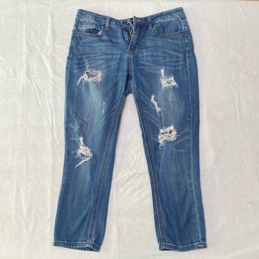 Distressed blue Jean capris in good condition